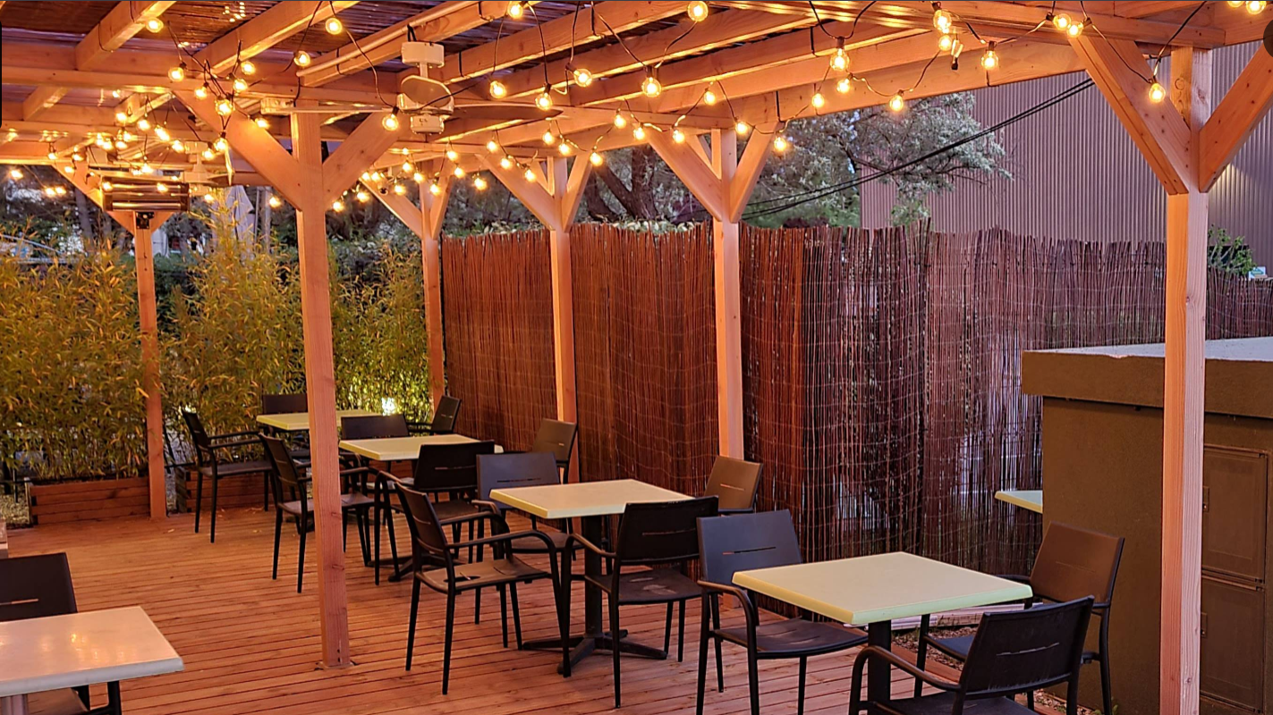 Terrasse avec guirlandes